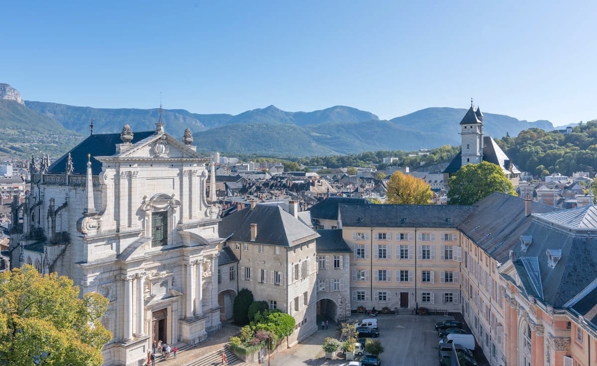 Vue panoramique de Chambéry et des Alpes