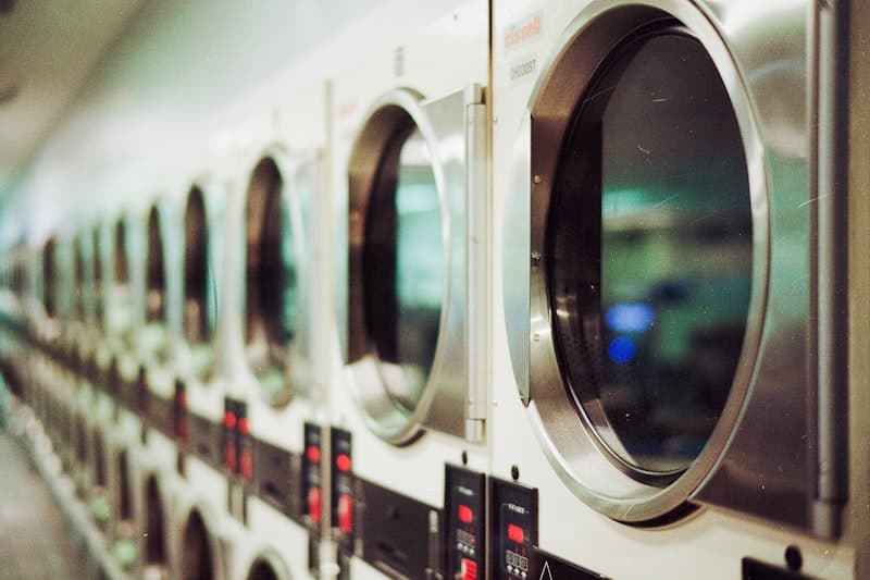 Machines à laver industrielles dans une blanchisserie